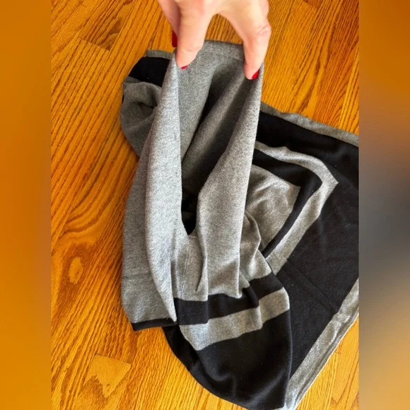 Ann Taylor Black & Gray Poncho, Size XS/S. Soft and stylish! - Picture 8 of 11